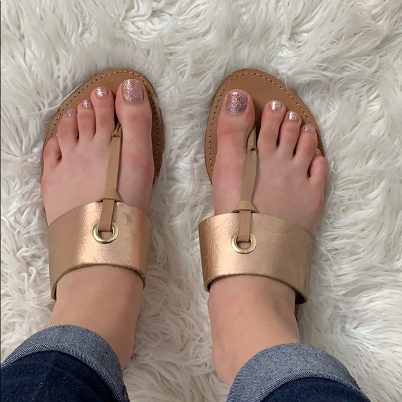 Steve Madden Shoes - 💕Steve Madden rose gold tong sandals💕